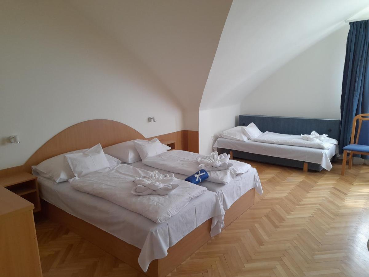 Nimrod Vendeghaz Hotel Hajdúszoboszló Buitenkant foto