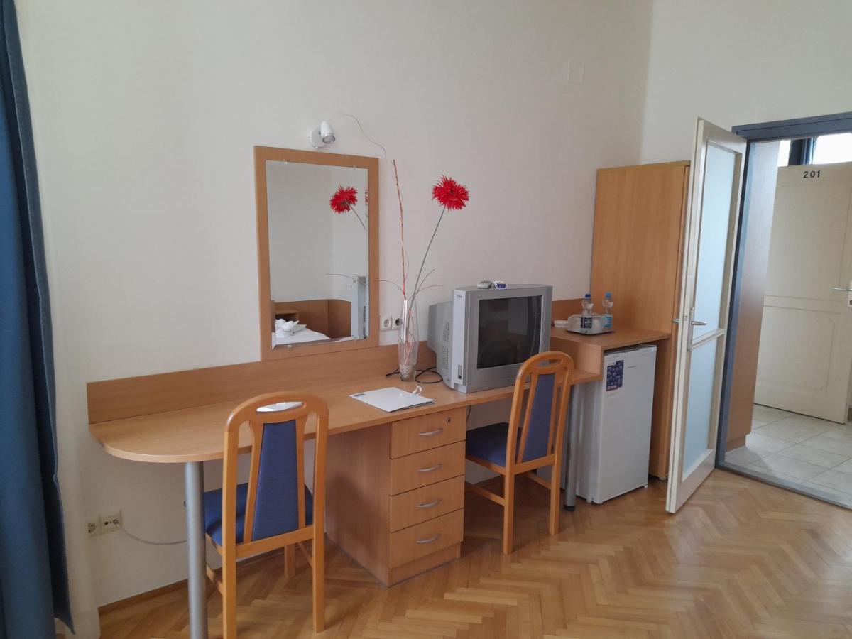 Nimrod Vendeghaz Hotel Hajdúszoboszló Buitenkant foto