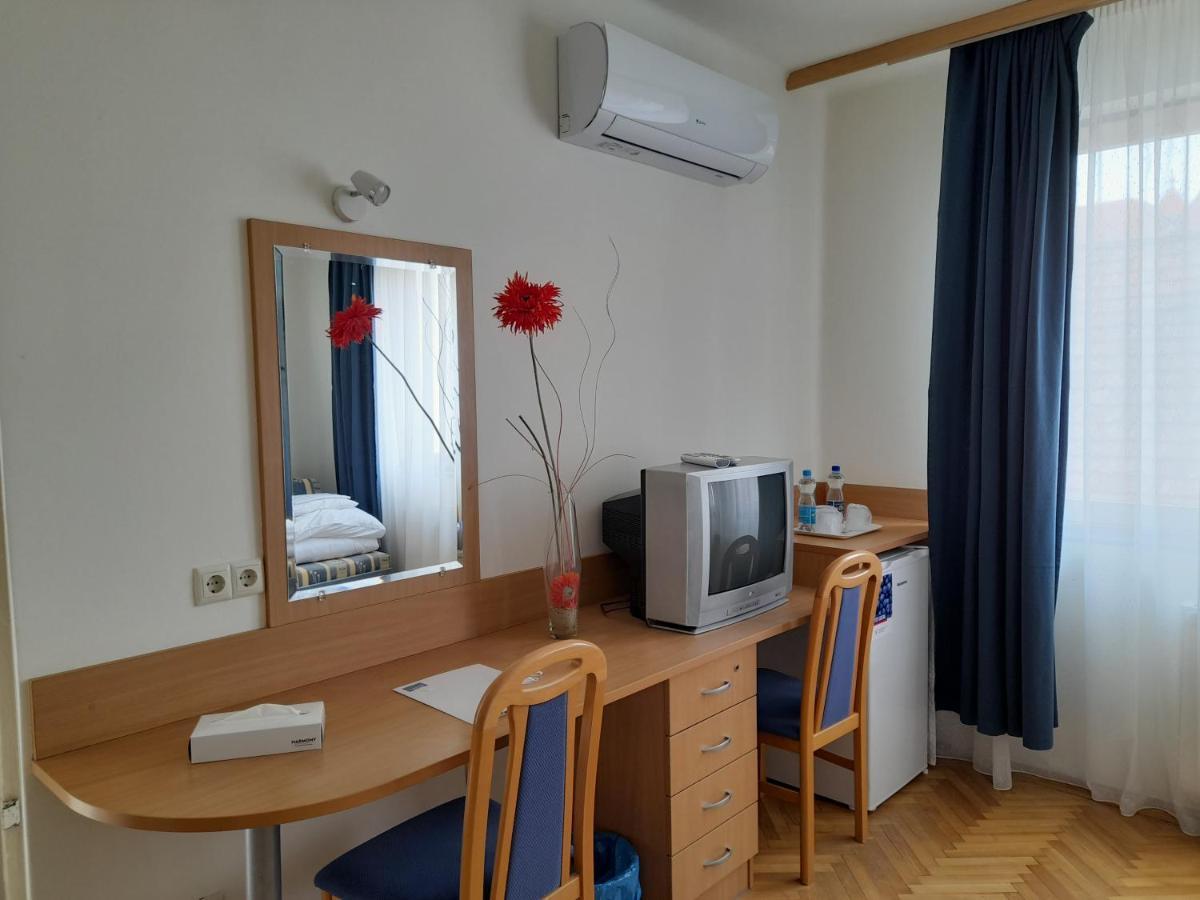 Nimrod Vendeghaz Hotel Hajdúszoboszló Buitenkant foto