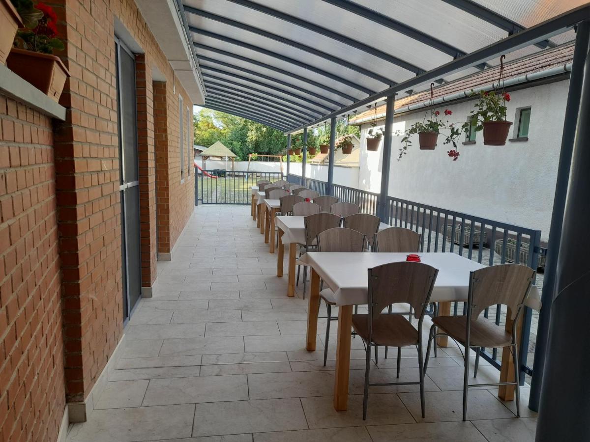 Nimrod Vendeghaz Hotel Hajdúszoboszló Buitenkant foto