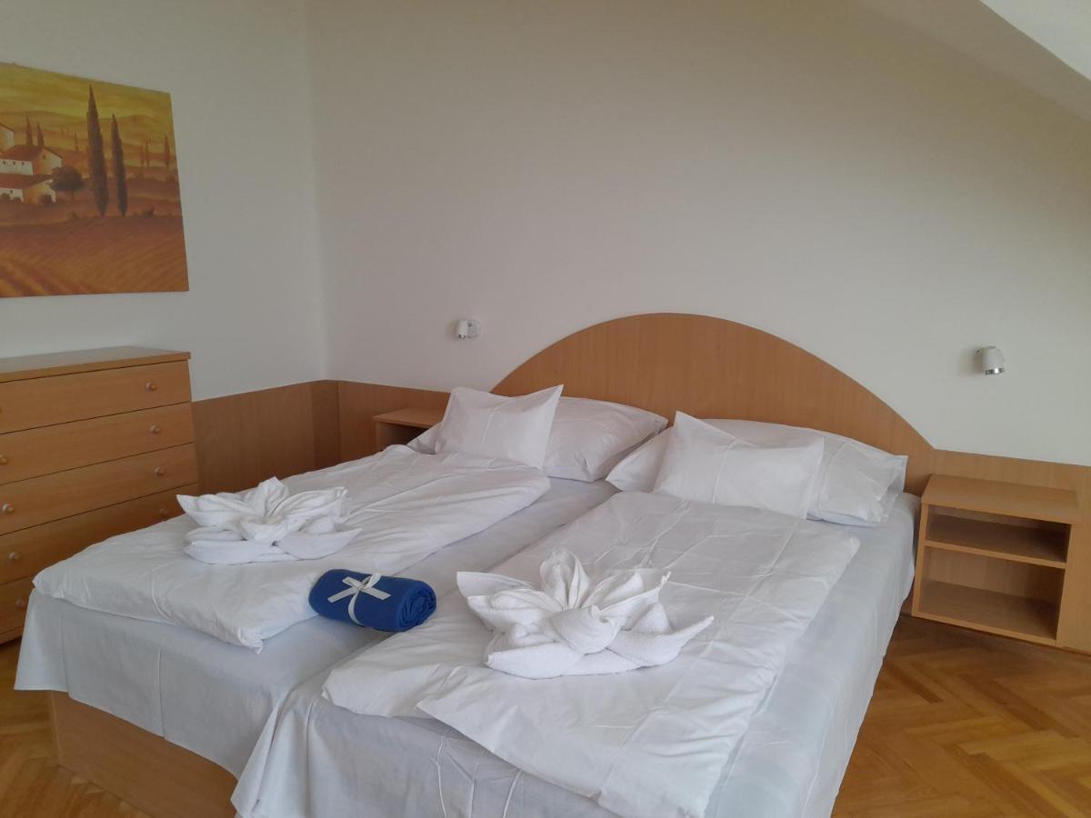 Nimrod Vendeghaz Hotel Hajdúszoboszló Buitenkant foto