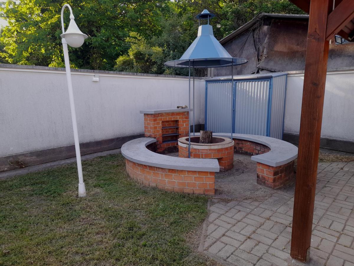 Nimrod Vendeghaz Hotel Hajdúszoboszló Buitenkant foto